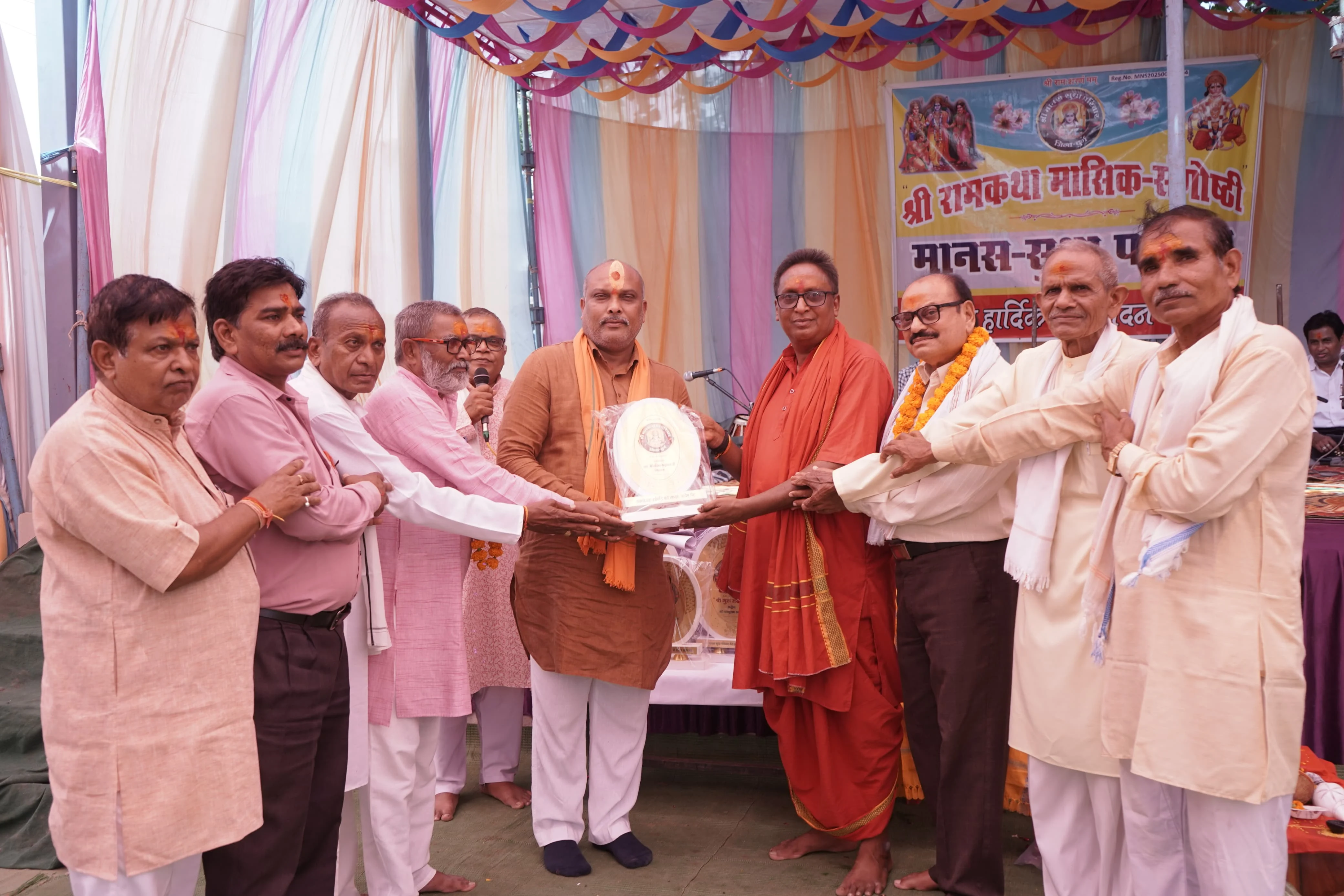 ग्राम अंडा में रामकथा संगोष्ठी एवं गुरु सम्मान समारोह में शामिल हुए विधायक ललित चंद्राकर