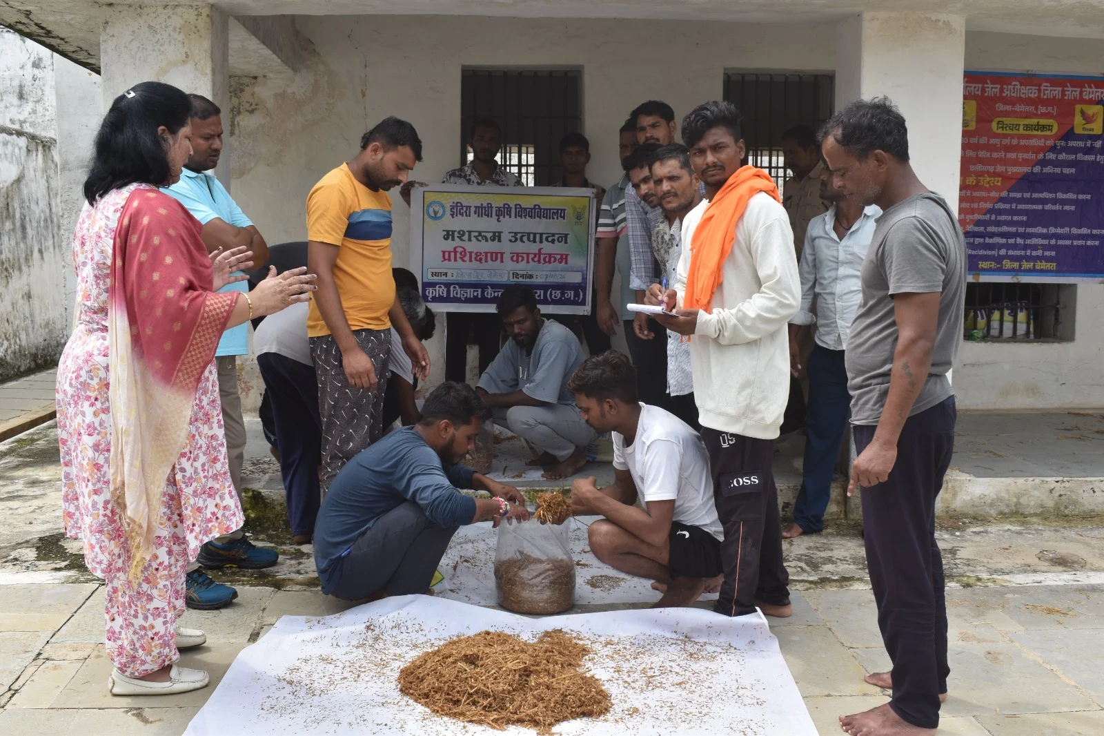 जिला जेल बेमेतरा में 28 बंदियों को दिया गया दो दिवसीय मशरूम उत्पादन प्रशिक्षण