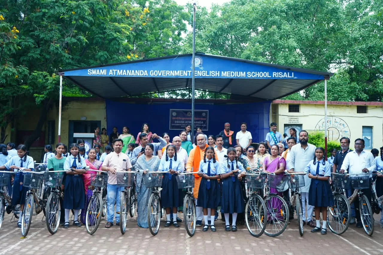 दुर्ग ग्रामीण विधायक ललित चंद्राकर ने रिसाली स्वामी आत्मानंद उत्कृष्ट इंग्लिश मीडियम स्कूल में 61 छात्राओं को प्रदान की निःशुल्क साइकिल