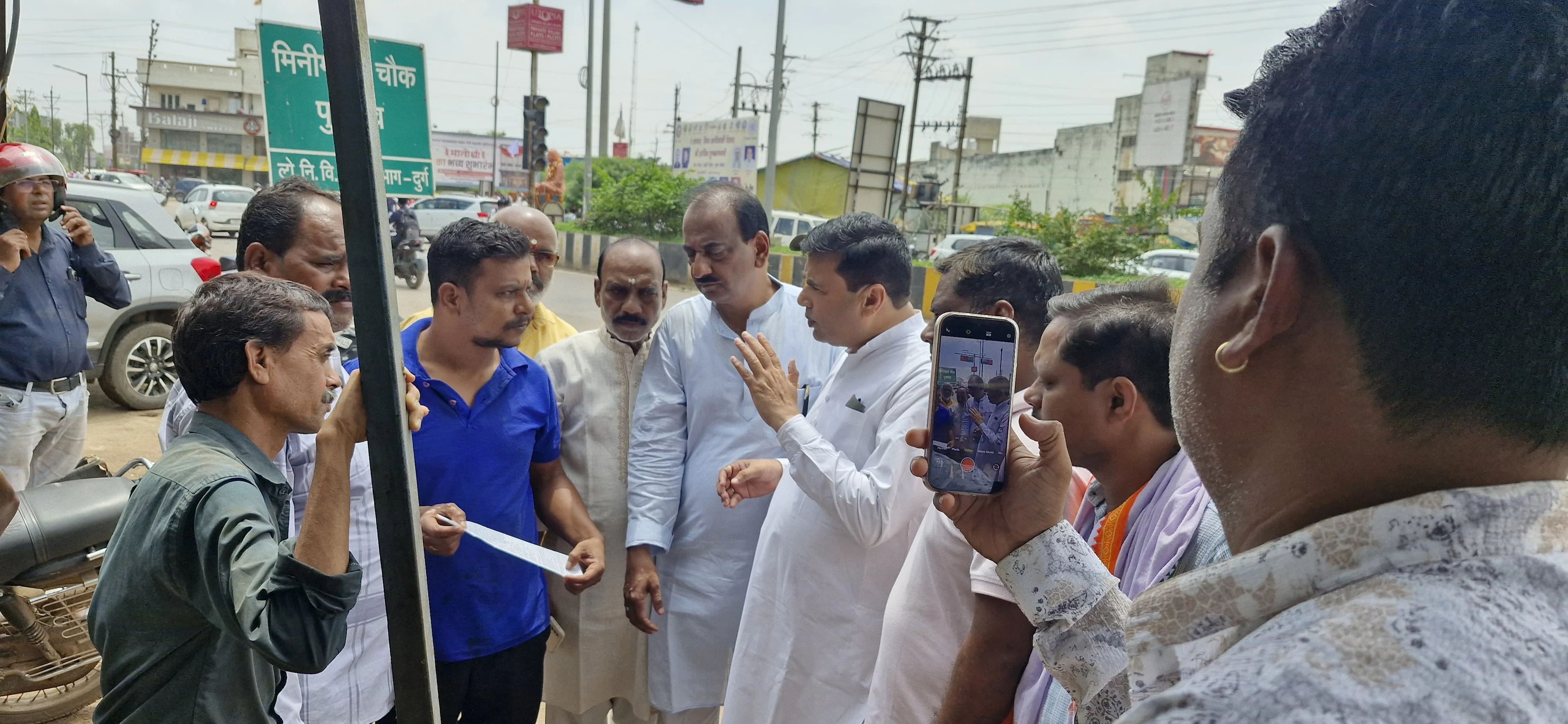 मध्य ब्लॉक कांग्रेस कमेटी का वार्ड नं. 55 पुलगांव वार्ड व वार्ड नं. 40 सुराना कॉलेज वार्ड में स्मार्ट मीटर बदलो अभियान का फॉर्म भराया
