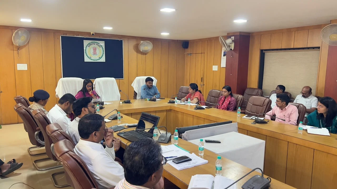 जिला पंचायत सीईओ प्रेमलता पद्माकर ने ली विभागीय समीक्षा बैठक, लंबित प्रकरणों के त्वरित निराकरण और ‘हर घर तिरंगा’ अभियान को सफल बनाने दिए निर्देश