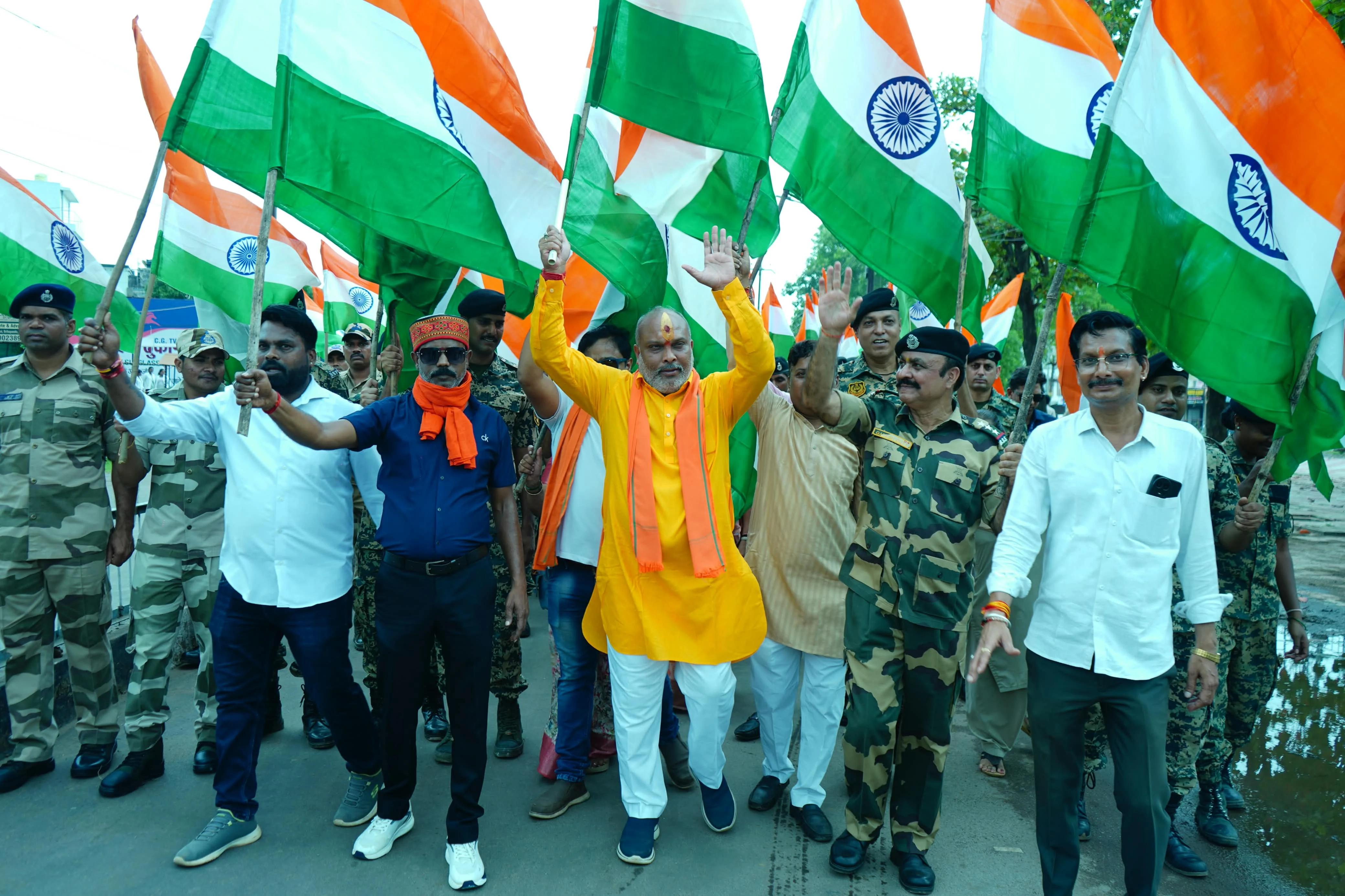 रिसाली दशहरा मैदान से निकली राष्ट्रभक्ति की विशाल तिरंगा यात्रा, विधायक ललित चंद्राकर ने शहीद रजनीकांत सिंह जी के स्मारक पर अर्पित की श्रद्धांजलि