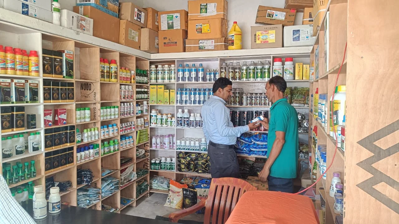 नवागढ़ विकासखंड में कृषि केंद्रों का औचक निरीक्षण, अनियमितता मिलने पर कार्रवाई