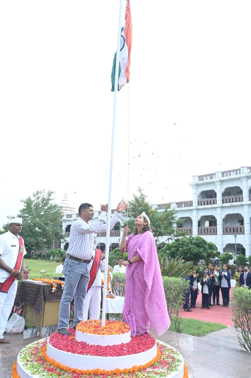 कलेक्टर निवास से कलेक्टोरेट तक गूंजा देशभक्ति का संदेश, प्रतिष्ठा ममगाईं ने अपने निवास पर ध्वजारोहण के बाद कलेक्टोरेट परिसर में फहराया तिरंगा