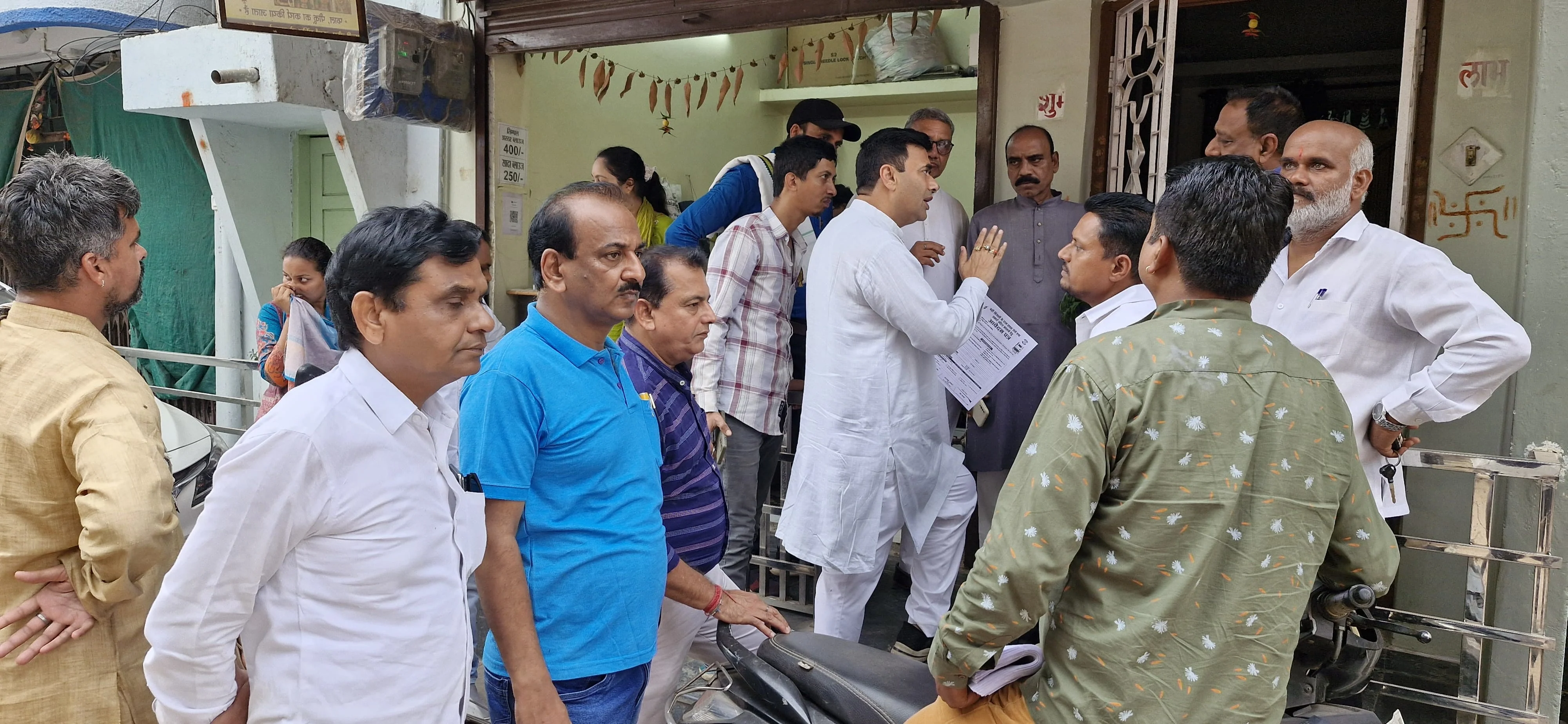 मध्य ब्लॉक कांग्रेस का स्मार्ट मीटर बदलो अभियान, भाजपा सरकार से नाराज जनता आवेदन भरने में उत्सुकता दिखाई