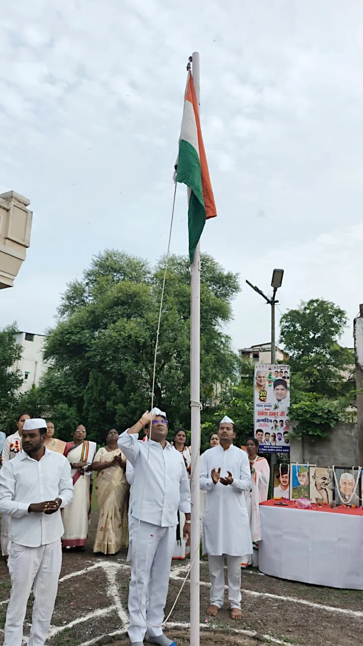 स्वतंत्रता दिवस पर राजीव भवन दुर्ग में जिला कांग्रेस अध्यक्ष राकेश ठाकुर ने किया ध्वजारोहण
