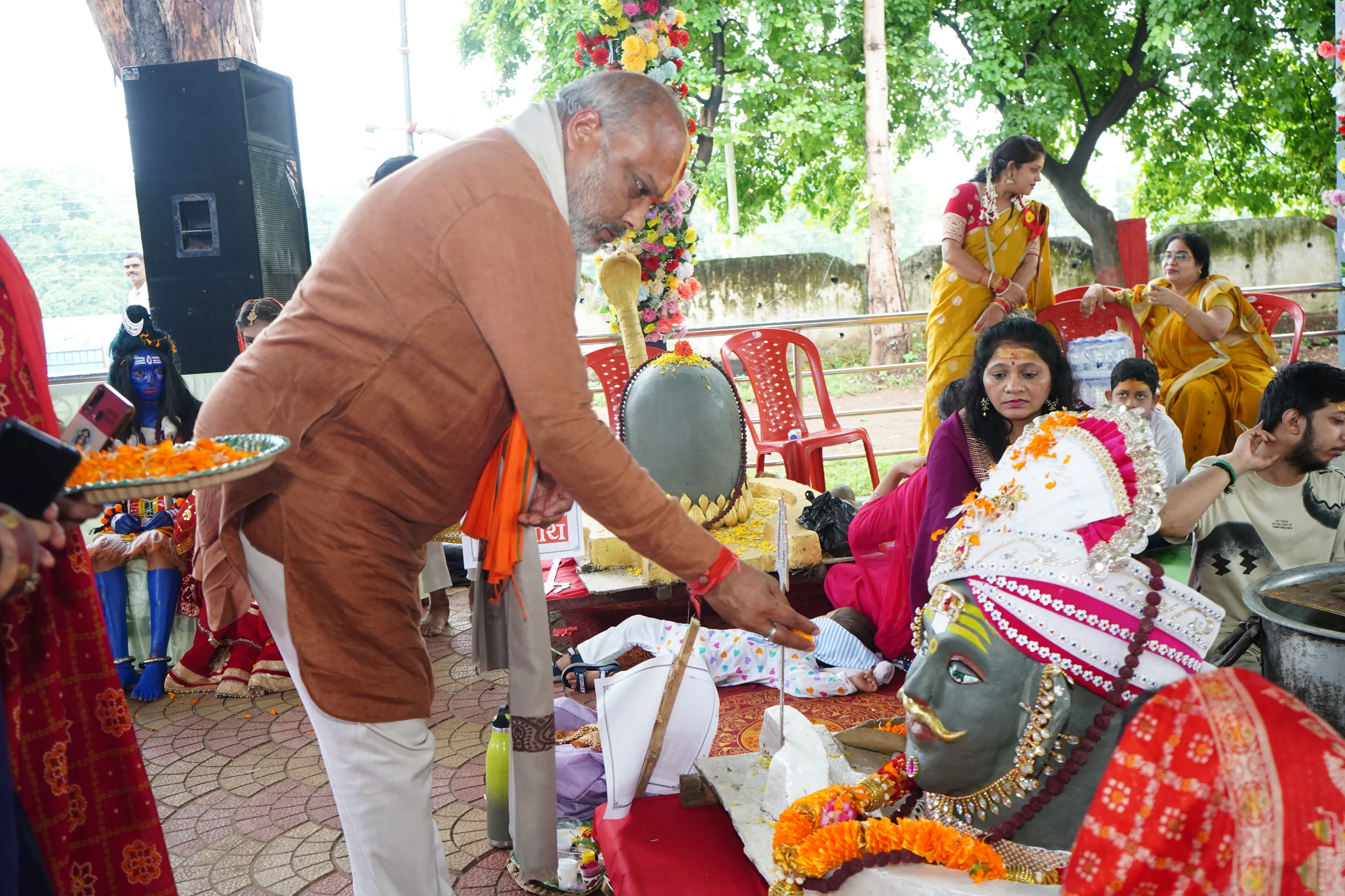 सावन के तीसरे सोमवार और नागपंचमी पर विधायक ललित चंद्राकर ने सतरूपा शीतला मंदिर में किया द्वादश ज्योतिर्लिंग में महारुद्राभिषेक