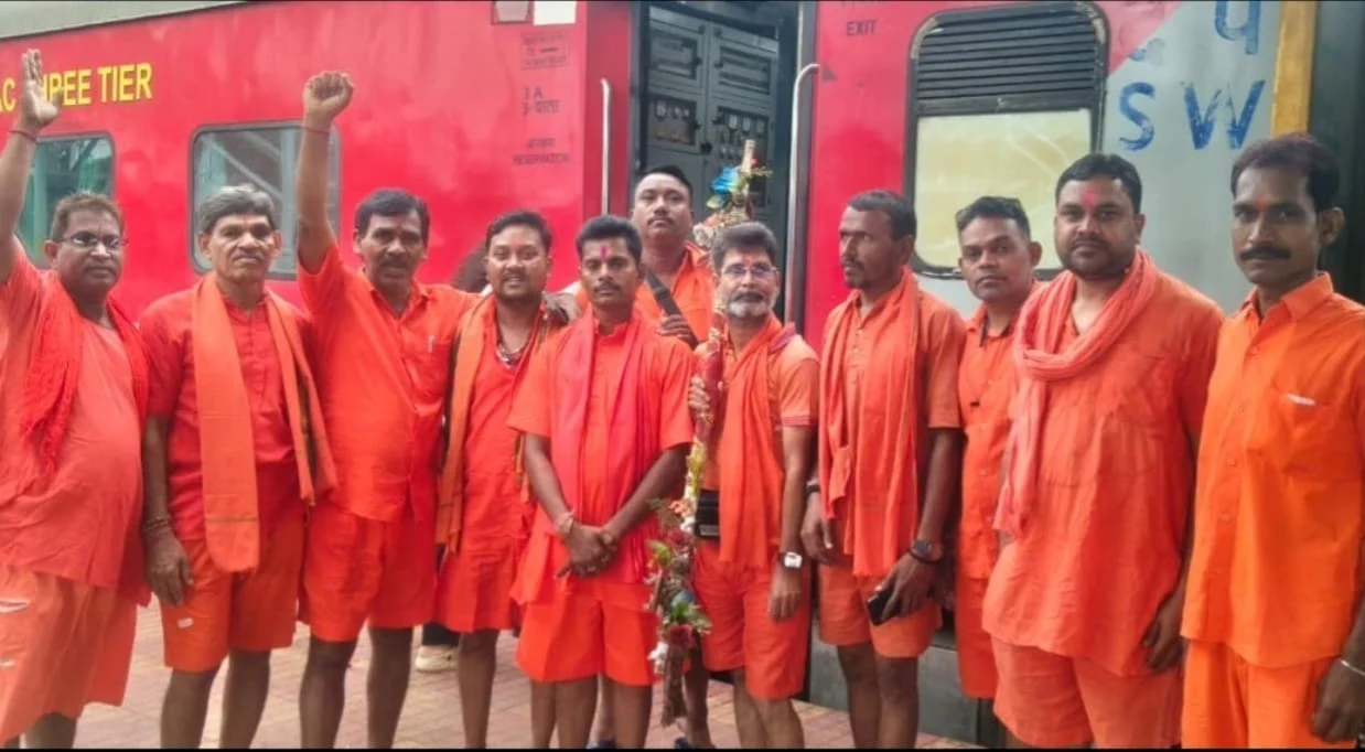 दुर्ग से बाबाधाम के लिए रवाना हुए कांवरियों का बड़ा जत्था,बोलबम के जयघोष से गूंजा स्टेशन परिसर,देवघर यात्रा के बिना जीवन का सफर अधूरा – दिनेश देवांगन