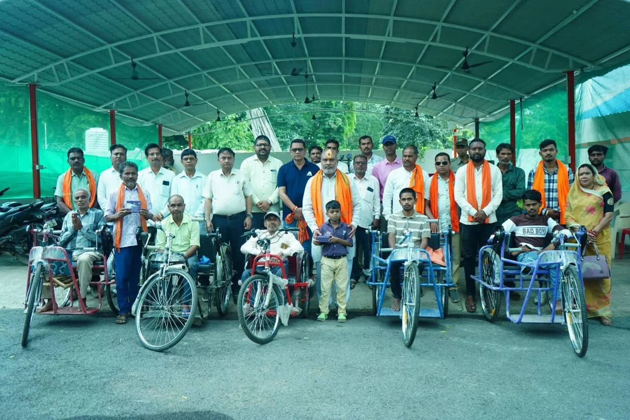 विधायक ललित चंद्राकर के हाथों दुर्ग ग्रामीण के 8 दिव्यांगजनों को मिला ट्राइसिकल एवं श्रवण यंत्र, आत्मनिर्भर बनने का दिया संदेश