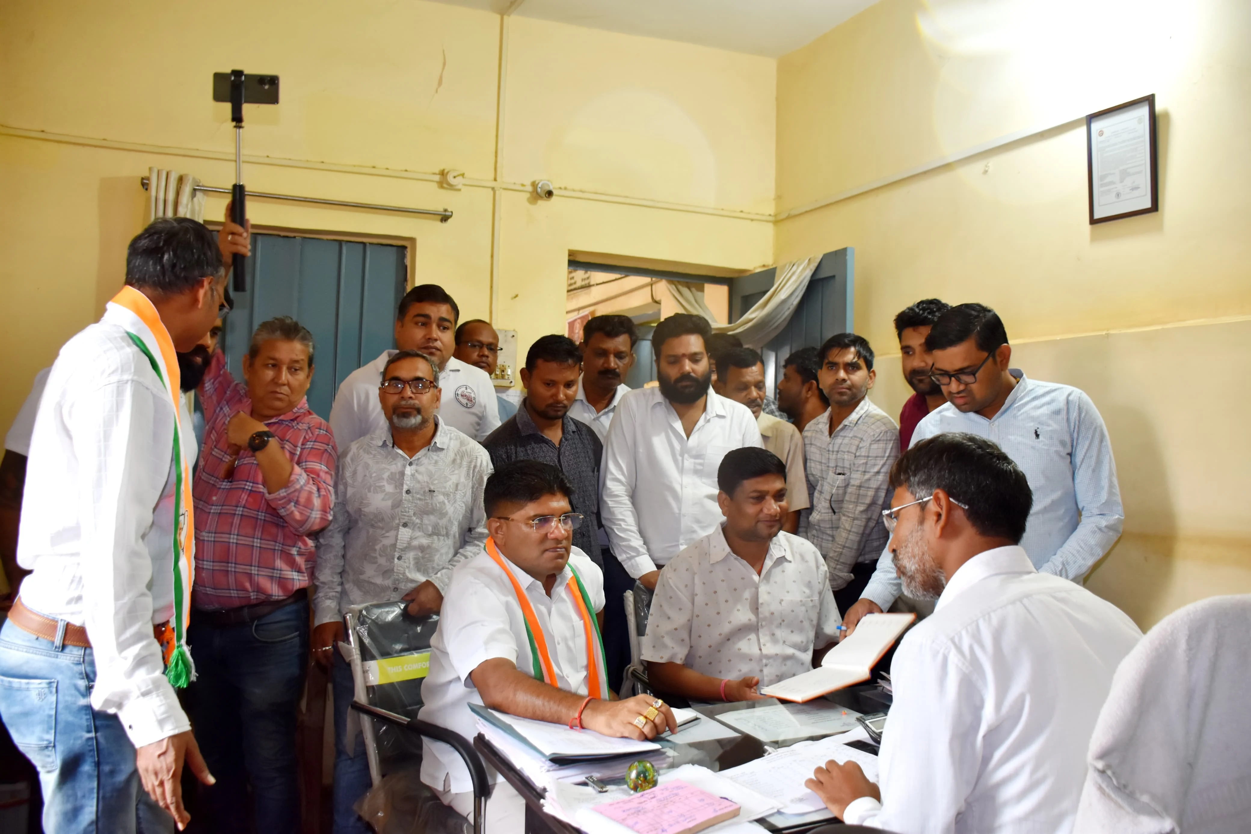 खाद की किल्लत को लेकर कांग्रेस जिलाध्यक्ष राकेश ठाकुर ने भाजपा सरकार पर साधा निशाना, सहकारी समितियों के दौरे के दौरान किसानों से की चर्चा