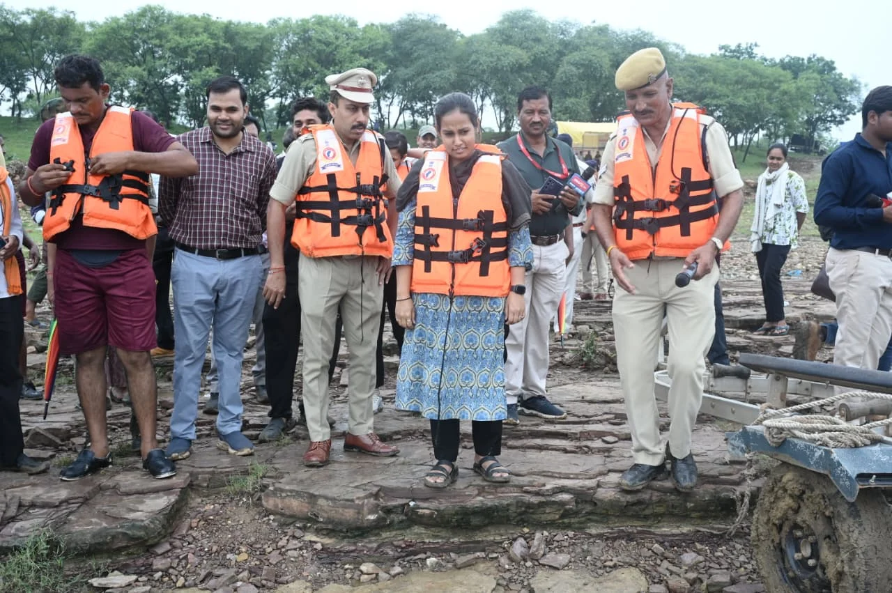 हेलो-हेलो कंट्रोल रूम… अमोरा घाट में बाढ़ में फंसे हैं 5 लोग, सूचना मिलते ही एनडीआरएफ ने चलाया रेस्क्यू ऑपरेशन, सीपीआर देकर बचाई एक व्यक्ति की जान