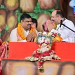 पं. प्रदीप मिश्रा जी ने शासकीय स्कूलों में मंत्रोच्चारण की पहल की सराहना की, कथा सुनने पहुंचे शिक्षा मंत्री गजेन्द्र यादव, शिव महापुराण कथा में हुए लीन