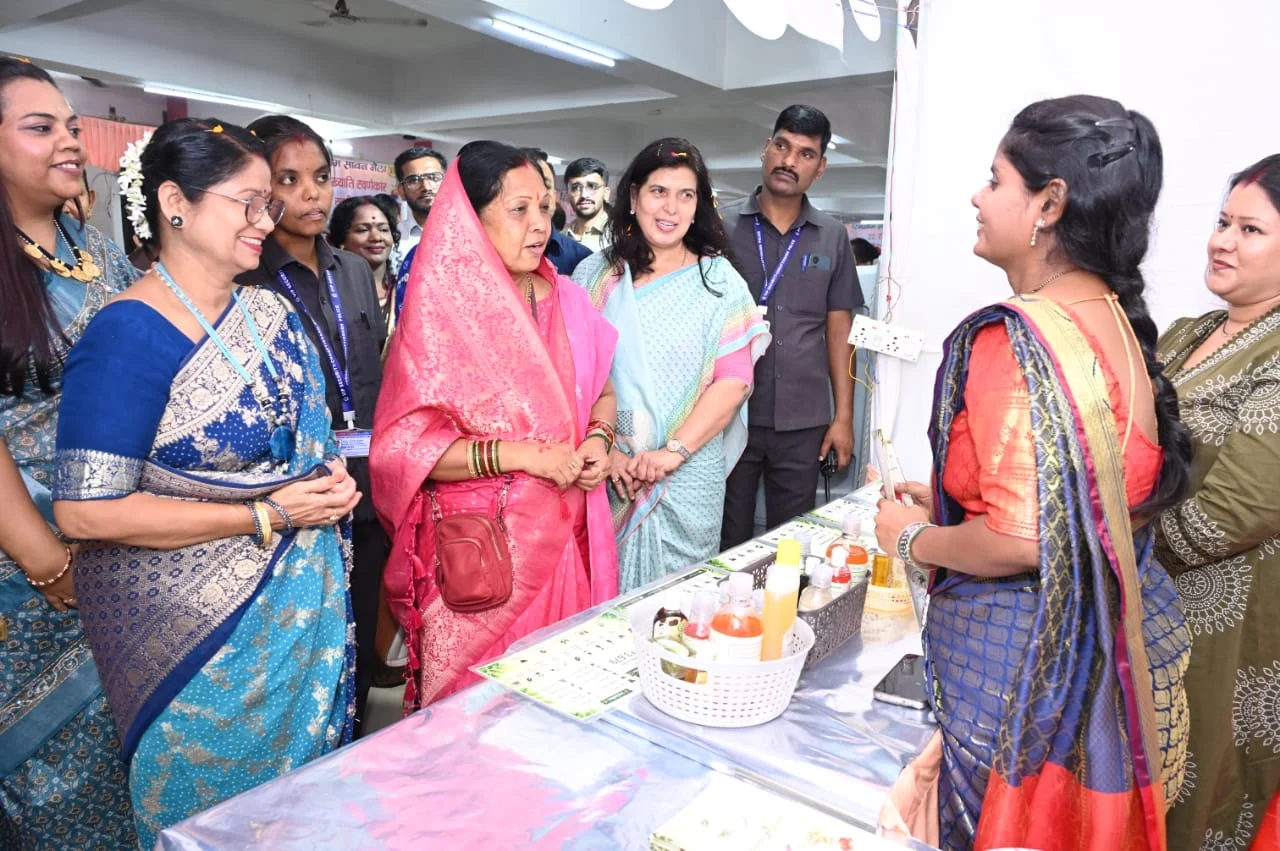रिमझिम सावन मेला के शुभारंभ में सीएम की धर्मपत्नी कौशल्या देवी साय एवं डॉ. सरोज पाण्डेय हुईं शामिल, सावन झूले का लिया आनंद