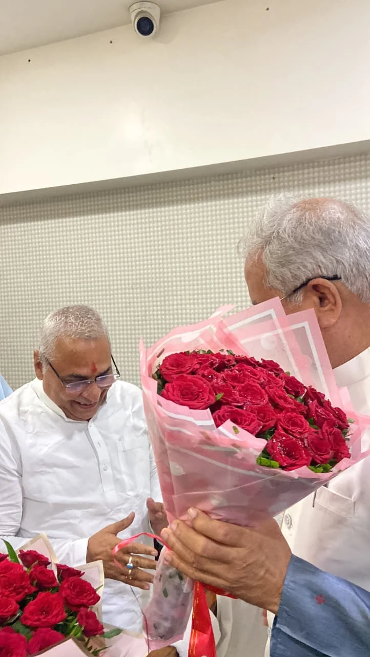 भूपेश बघेल को जन्मदिन की बधाई देने पहुंचे वोरा