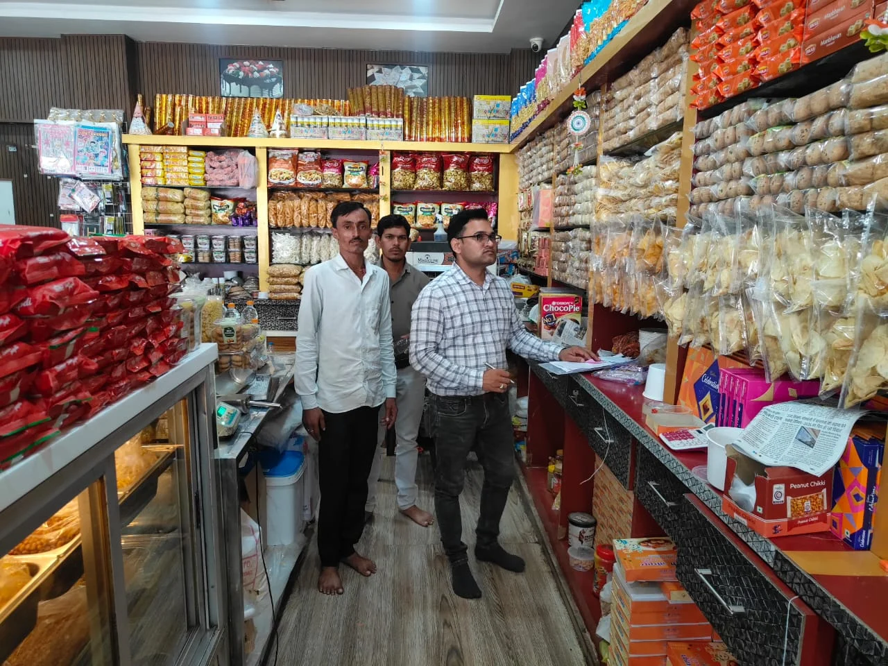 मिठाइयों में मिलावटी रोकने प्रशासन सजग, लिया गया नमूना