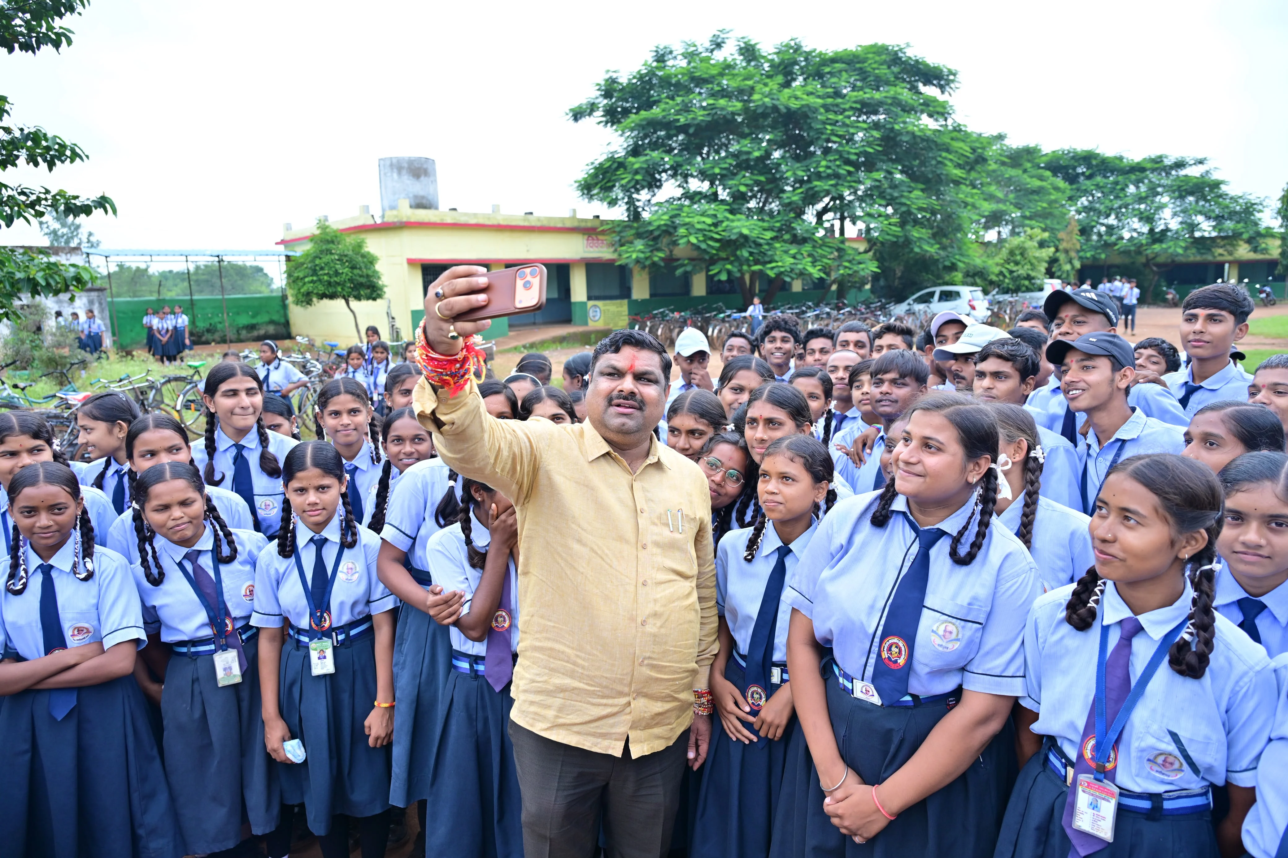 पेंड्रावन के विद्यार्थियों के साथ X पर साझा की सेल्फी, शिक्षा मंत्री ने लिखा: बच्चे हमारा भविष्य हैं
