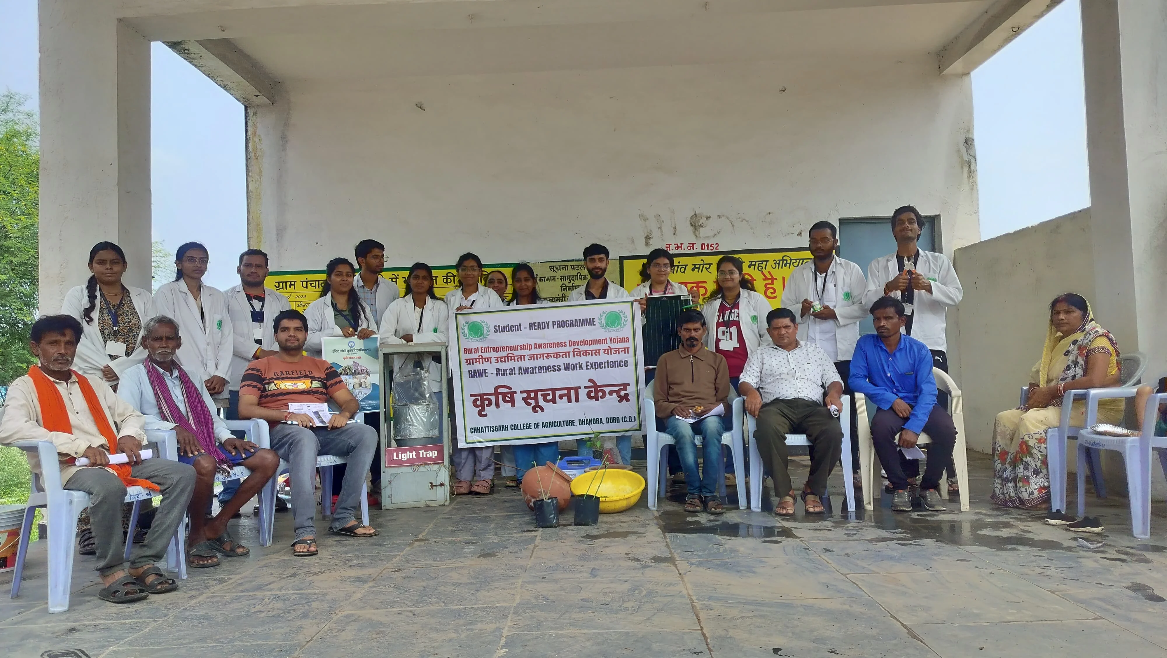 कृषि छात्रों ने कोकड़ी में किया कृषि विकास जागरूकता कार्यक्रम के अंतर्गत विधि प्रदर्शन 
