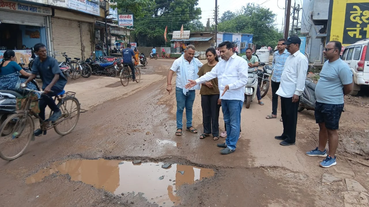 गड्ढे में सड़क या सड़क में गड्ढा, पता ही नहीं चल रहा, 8 किमी सड़क की दुर्दशा पर कांग्रेस का आक्रोश, PWD और नगर निगम को उग्र आंदोलन की चेतावनी