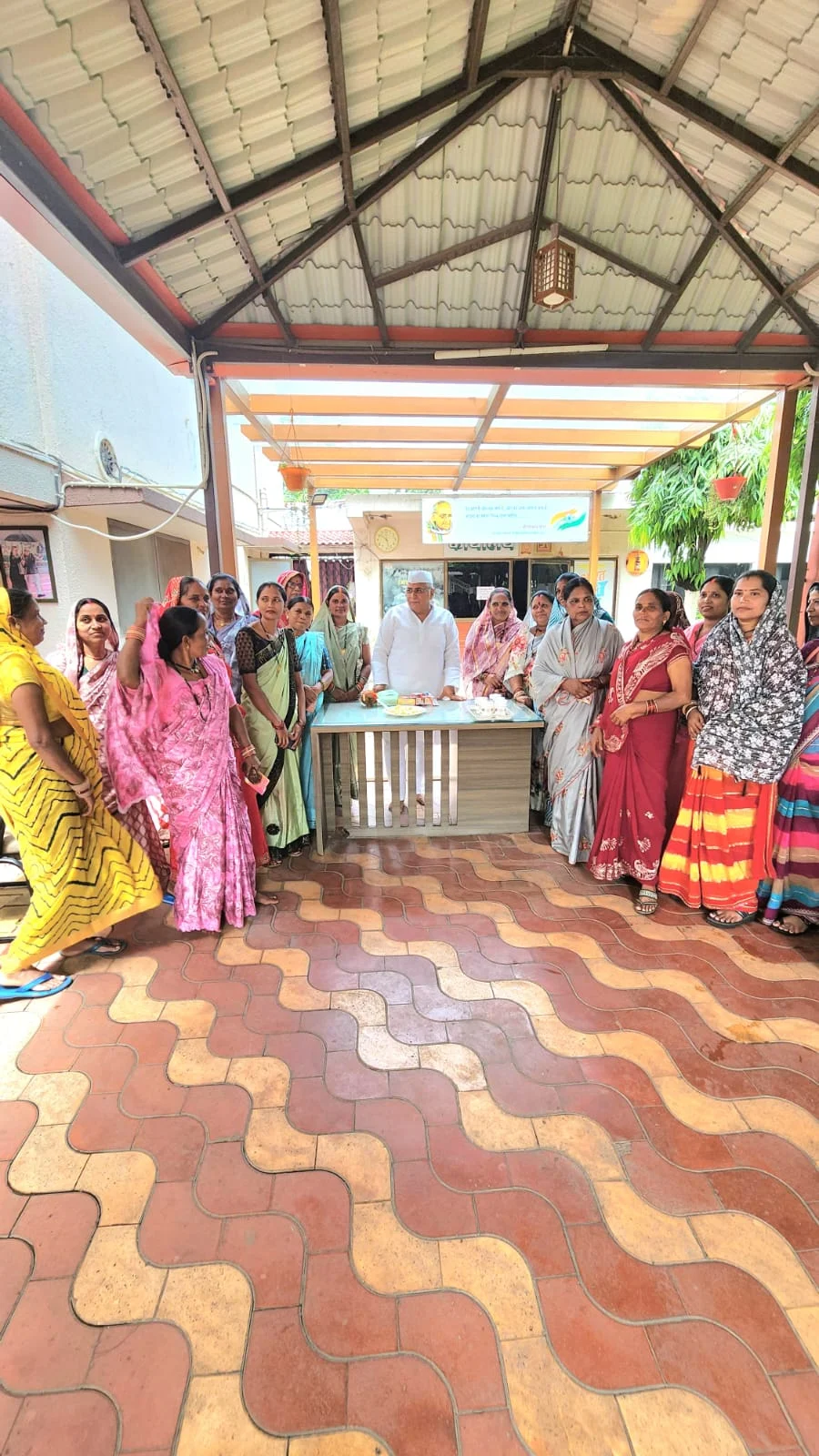 वोरा के रक्षाबंधन की सादगी में छिपा महंगाई पर संदेश, बहनों को दी शक्कर,गौमाता की पूजा की