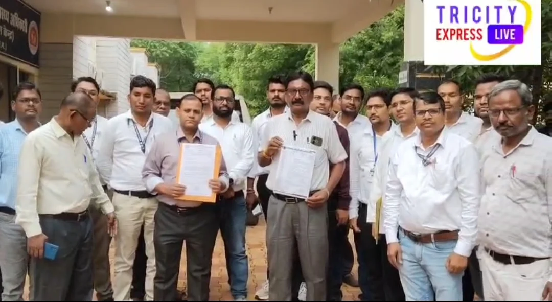 कर्मचारी और अधिकारियों का जुलाई माह 2026 का वेतन रुका, पहुंचे सीएमएचओ ऑफिस
