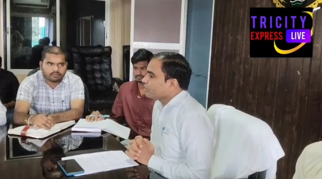 पशुओं को व्यवस्थित करने हेतु कलेक्टर प्रतिष्ठा ममगाई के निर्देश पर ली गई बैठक साजा में