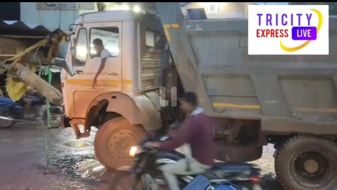 भारत माता चौक थान खमहरिया चौक से लेकर बेमेतरा मार्ग जाने के रास्ते में झंडा चौक के पास तक गड्ढे ही गड्ढे