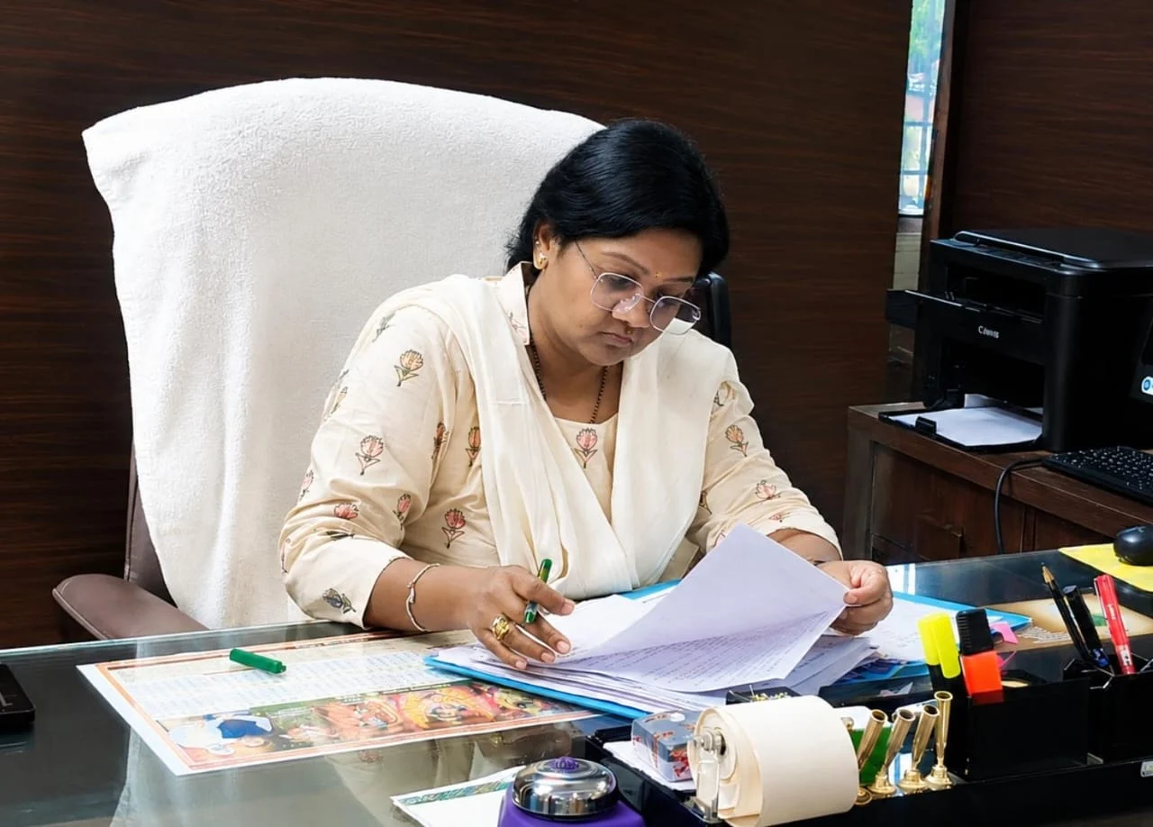 नए आयुक्त लीना कोसम ने संभाला नगर निगम का कार्यभार, आयुक्त मोहेंद्र साहू ने सौंपा प्रभार