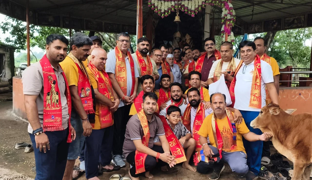 जन्माष्टमी पर श्री राधा कृष्ण गौशाला में गौ सेवा, 12 वर्षों से निरंतर सेवा का संकल्प