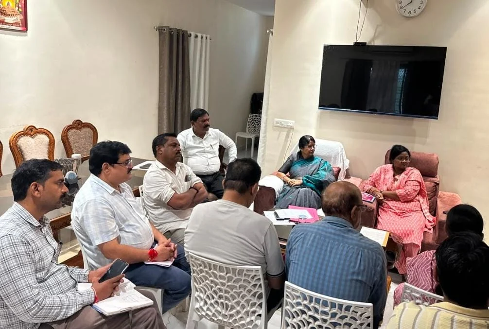 शहर में चल रहे निर्माण कार्यों की महापौर ने आयुक्त की उपस्थिति में की विस्तृत समीक्षा, अप्रारंभ कार्यों को जल्द शुरू करने के निर्देश