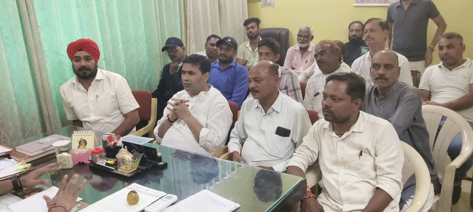 ई-पॉस सर्वर की समस्या से राशन वितरण प्रभावित, हितग्राहियों को 35 किलो के स्थान पर दिख रहा 20 किलो राशन — धीरज बाकलीवाल के नेत्तृत्व में सौंपा ज्ञापन