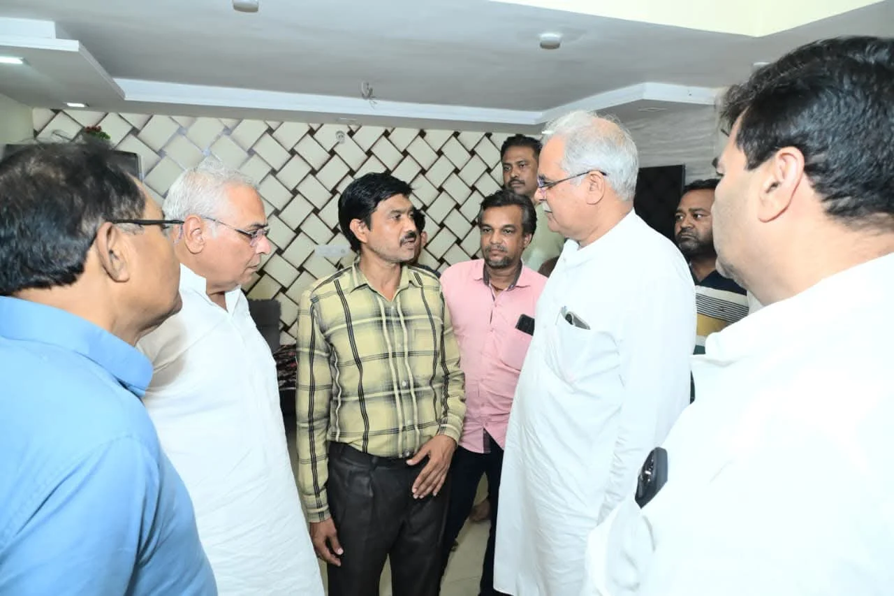 दिल्ली के PG हादसे में दुर्ग के युवराज सोनी की मौत, भूपेश बघेल और अरुण वोरा पहुंचे परिजनों से मिलने