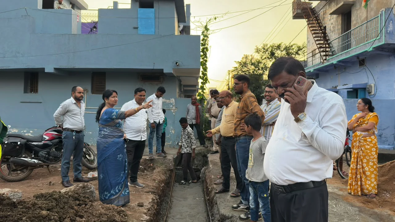 नाली निर्माण में गड़बड़ी पर महापौर ने रुकवाया काम, ठेकेदार को लगाई फटकार, 4 इंच के बेस की जगह मिला 2 इंच, जाली उखड़वाकर गुणवत्तापूर्ण निर्माण के दिए निर्देश