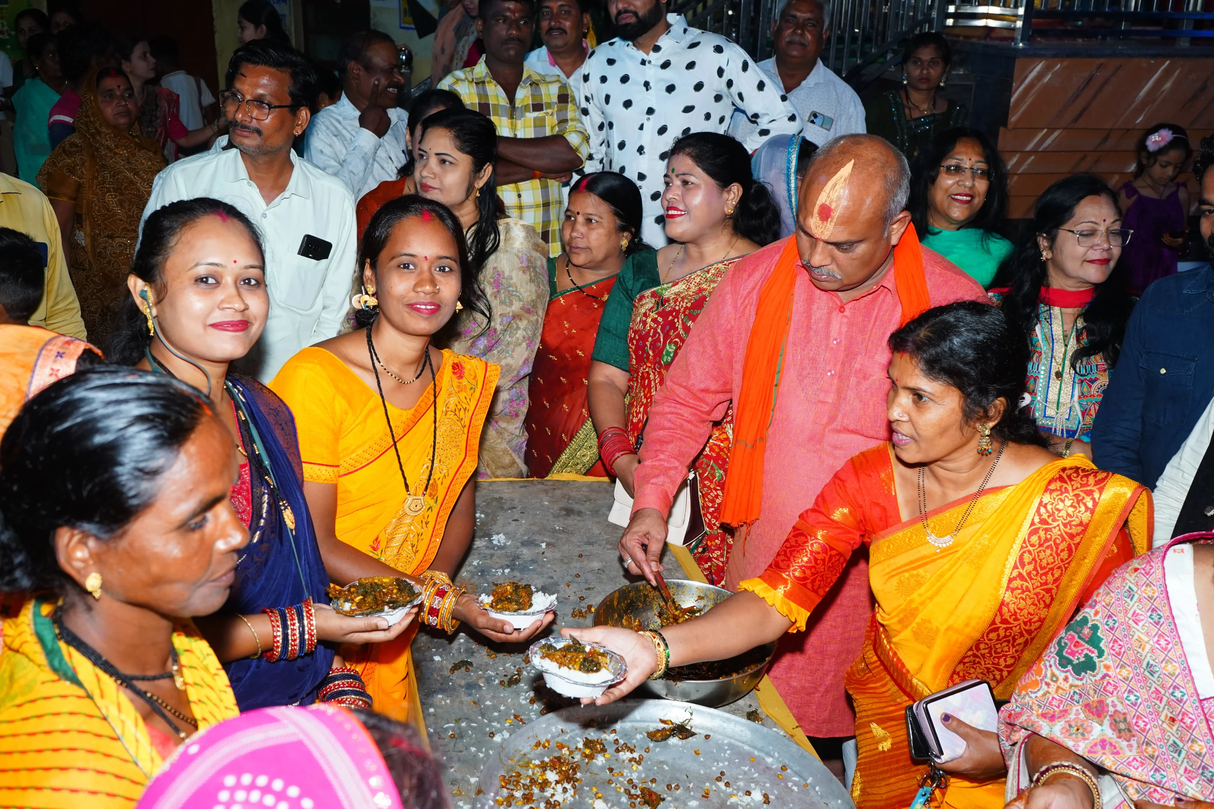 मरोदा टैंक में तीजा पर्व पर विधायक ललित चंद्राकर ने माताओं-बहनों को बाँटा करु-करेला भात, कहा – तीजा हमारी संस्कृति में मातृशक्ति के त्याग और अटूट आस्था का प्रतीक