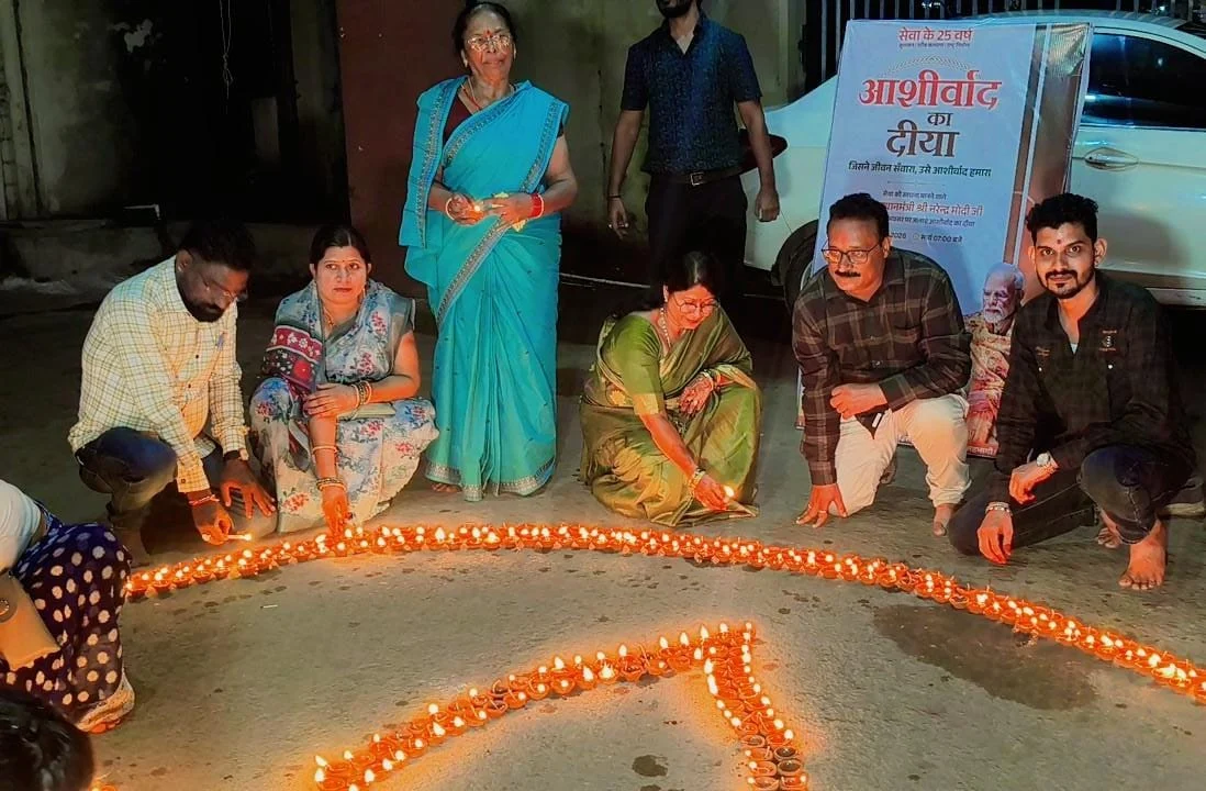 51 हजार दीपों से जगमगाया दुर्ग शहर क्षेत्र में आशीर्वाद का दीया से गूंजा सेवा संकल्प का संदेश