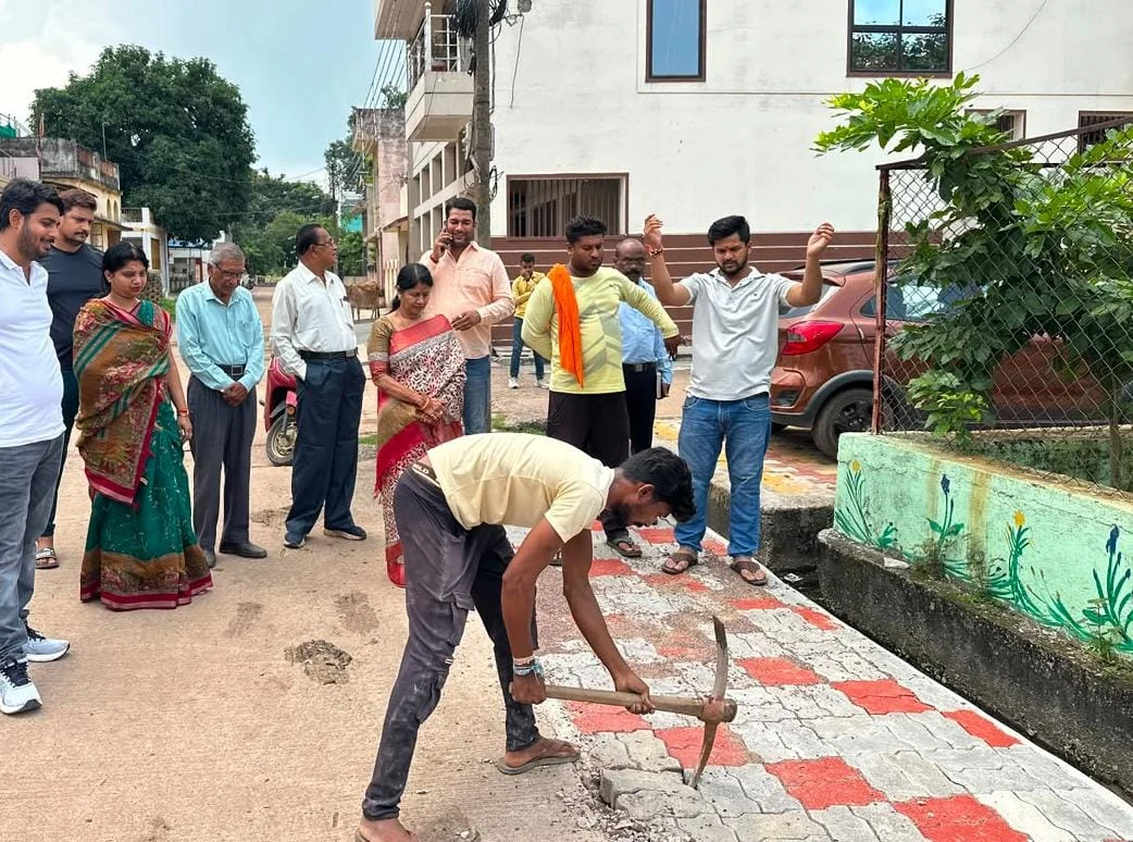 जवाहर नगर में सड़क एवं गार्डन के समीप हुए पेवर कार्य का महापौर ने किया औचक निरीक्षण