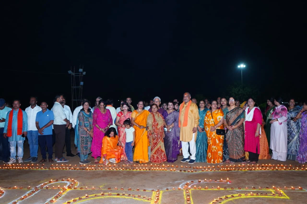 51 हजार दीपों से जगमगा उठा रिसाली दशहरा मैदान, प्रधानमंत्री श्री नरेन्द्र मोदी जी के जन्मदिवस पर जलाए गए आशीर्वाद के दीप