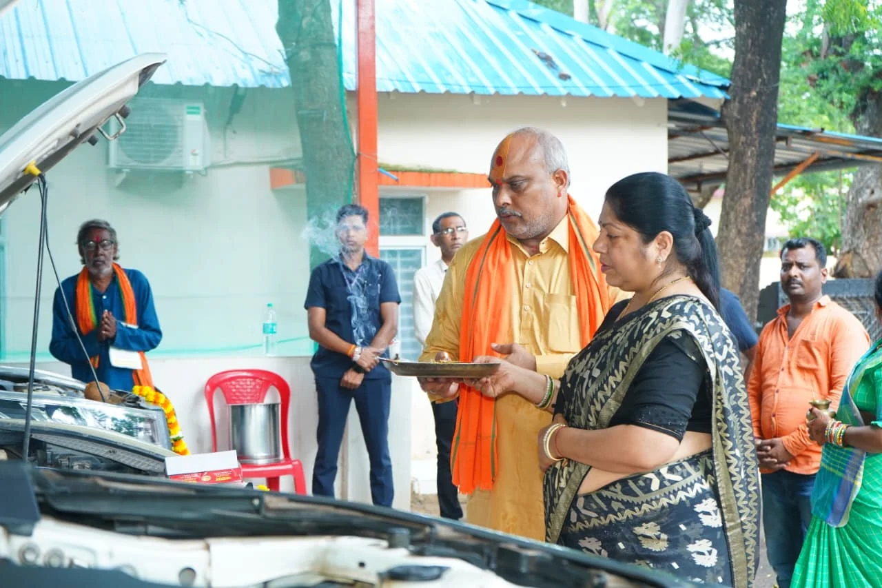 विधायक निवास में गूंजा भगवान विश्वकर्मा का जयकारा, विधायक ललित चंद्राकर ने की पूजा-अर्चना; श्रम, कौशल और सृजन को बताया विकास की आधारशिला