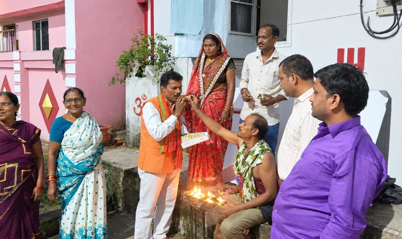 प्रधानमंत्री मोदी के जन्मदिवस पर राजीव नगर में बने पीएम आवास के घरों में जले आशीर्वाद के दीप