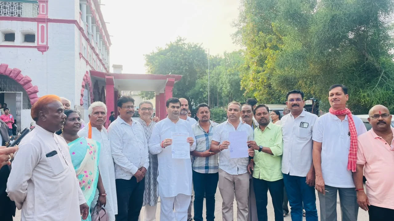 उरला-गया नगर-रामनगर की 8 किमी जर्जर सड़क के नवनिर्माण की मांग, कांग्रेस ने जिलाधीश को सौंपा ज्ञापन
