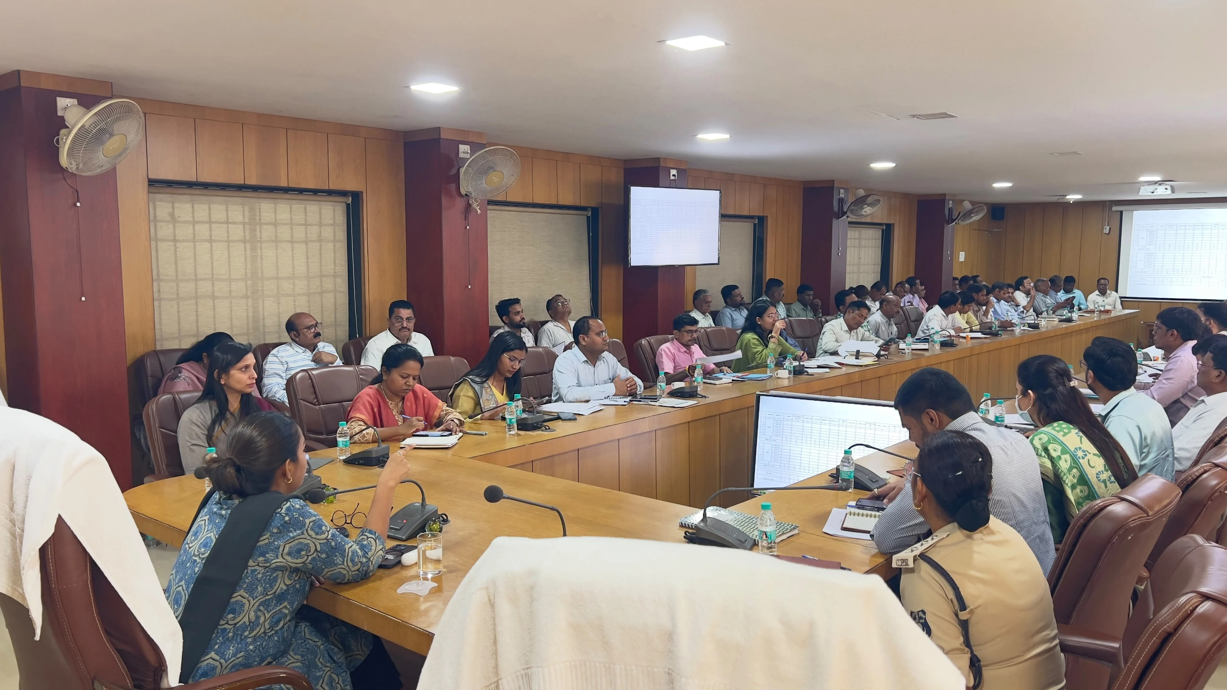 कलेक्टर प्रतिष्ठा ममगाईं ने ली अधिकारियों की बैठक, कहा – सेवा संकल्प अभियान को जनसेवा के लिए समर्पित करें
