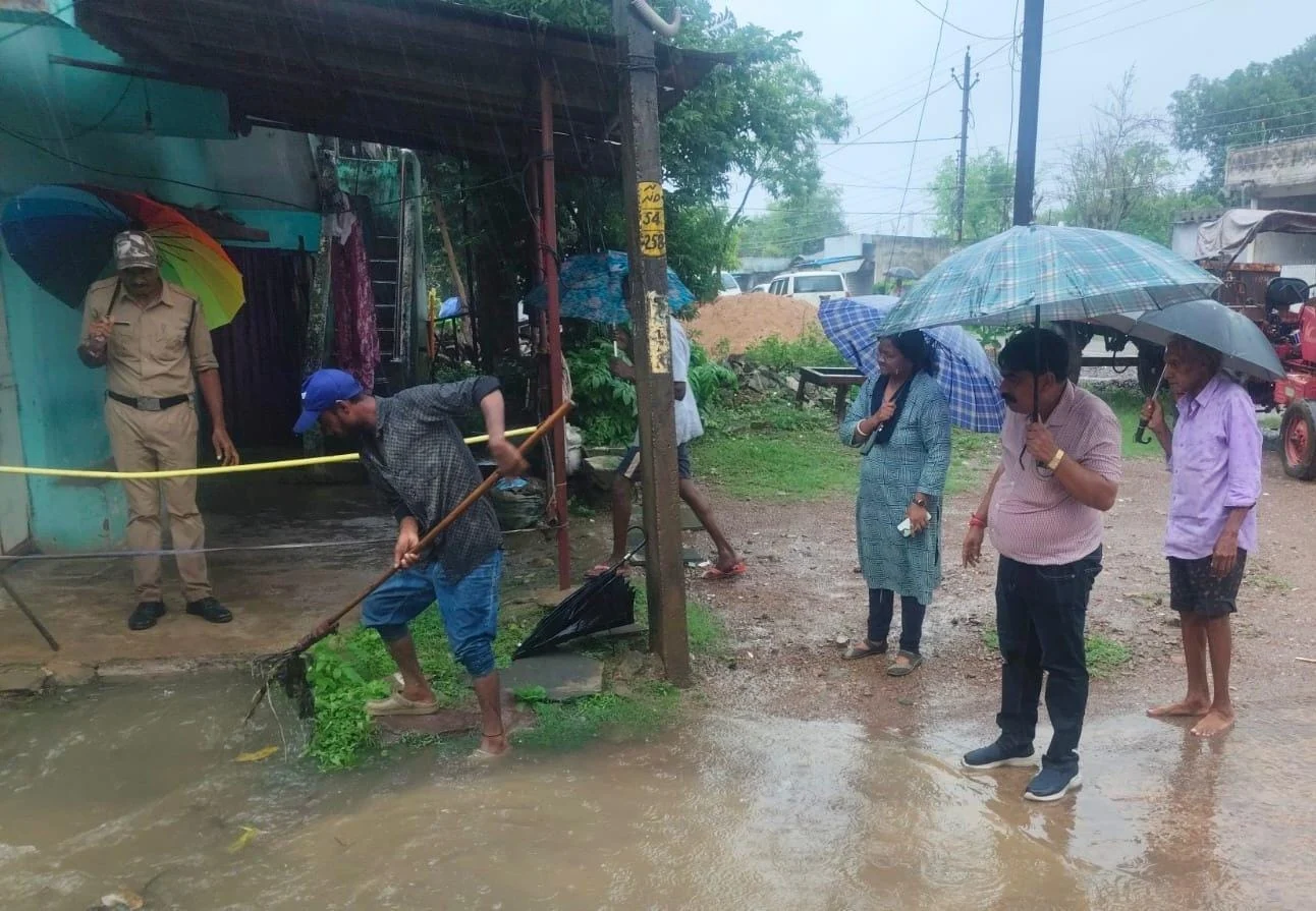 बारिश के बीच आयुक्त लीना कोसम ने संभाला मोर्चा, शहर में जलनिकासी व्यवस्था का लिया जायजा
