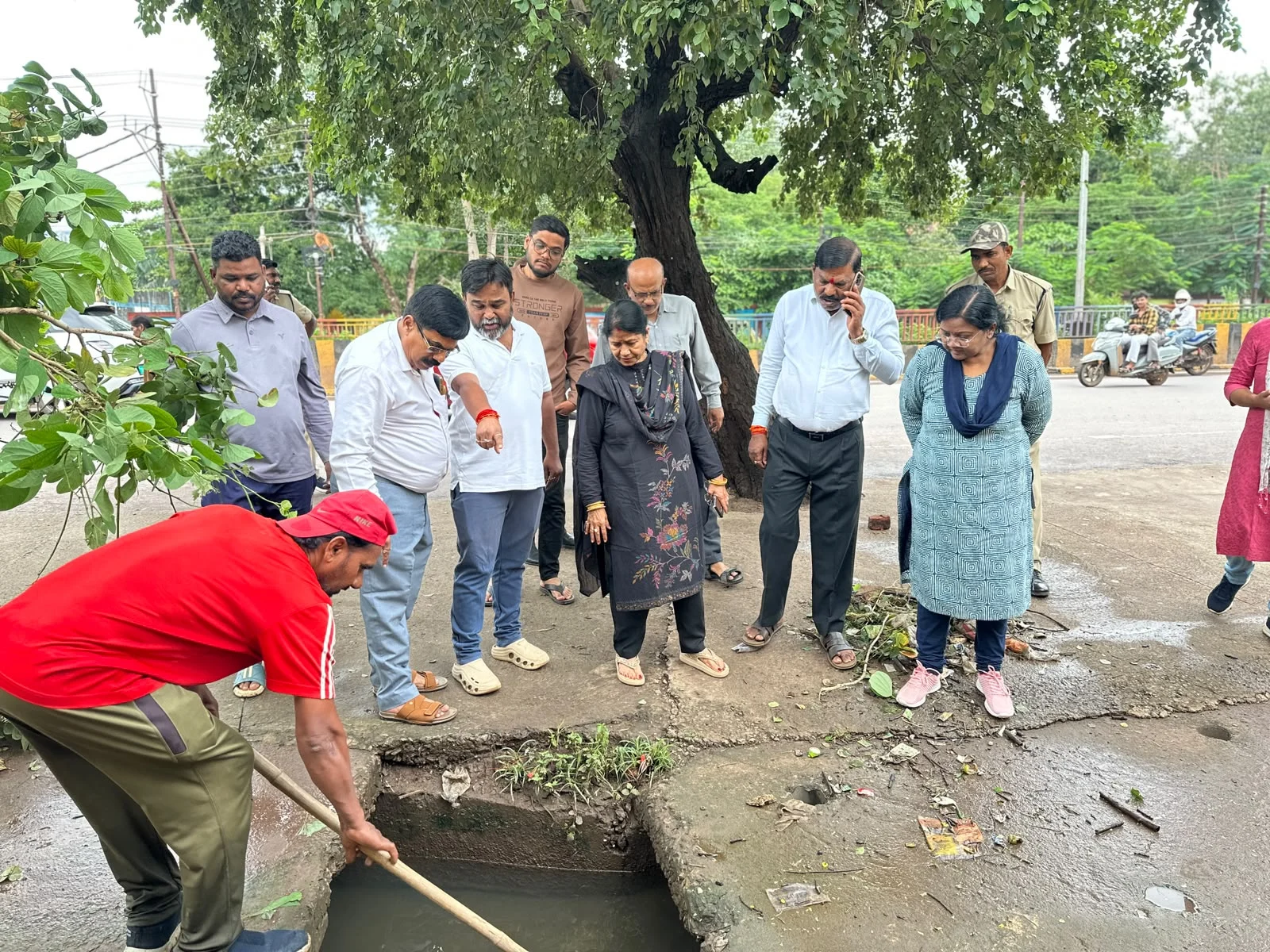 जलभराव प्रभावित क्षेत्रों का महापौर और कमिश्नर ने किया निरीक्षण, पटेल चौक से हिंदी भवन तक जलभराव स्थिति का महापौर एवं कमिश्नर ने लिया जायजा