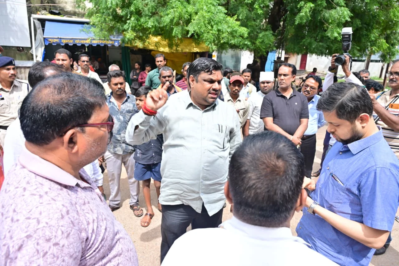 बाढ़ प्रभावित क्षेत्रों का मंत्री गजेन्द्र यादव ने किया निरीक्षण, प्रभावित परिवारों से मिले, राहत एवं बचाव कार्यों की समीक्षा कर अधिकारियों को दिए आवश्यक दिशा-निर्देश