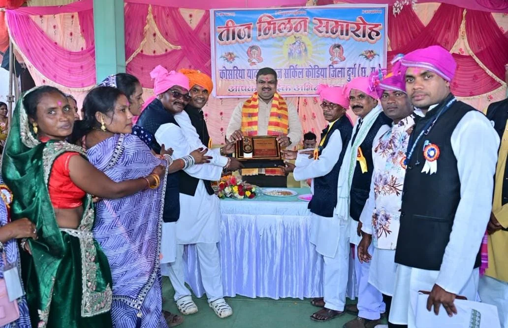 कोलिहापुरी में तीज मिलन समारोह में शामिल हुए मंत्री गजेन्द्र यादव, समाजजनों के साथ साझा की तीज पर्व की खुशियां