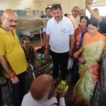सेवा संकल्प अभियान के तहत भाजपा नेताओं ने वृद्धाश्रम में किया फल वितरण