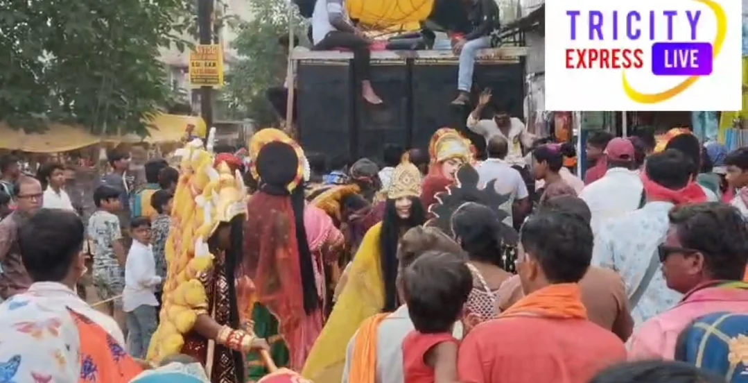 राजमिस्त्री कल्याण संघ साजा में विश्वकर्मा भगवान की भव्य रथ यात्रा बड़े उत्साह और धूमधाम के साथ बाजार चौक से निकली