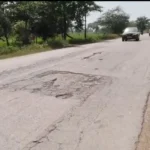 गड्ढे वाली सड़कें बेमेतरा की पहचान, न अफसरों को शर्म आ रही न जिम्मेदार जनप्रतिनिधियों को, ग्रामीणों का बढ़ रहा आक्रोश