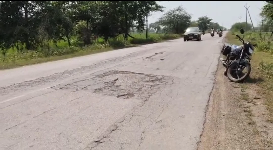 गड्ढे वाली सड़कें बेमेतरा की पहचान, न अफसरों को शर्म आ रही न जिम्मेदार जनप्रतिनिधियों को, ग्रामीणों का बढ़ रहा आक्रोश
