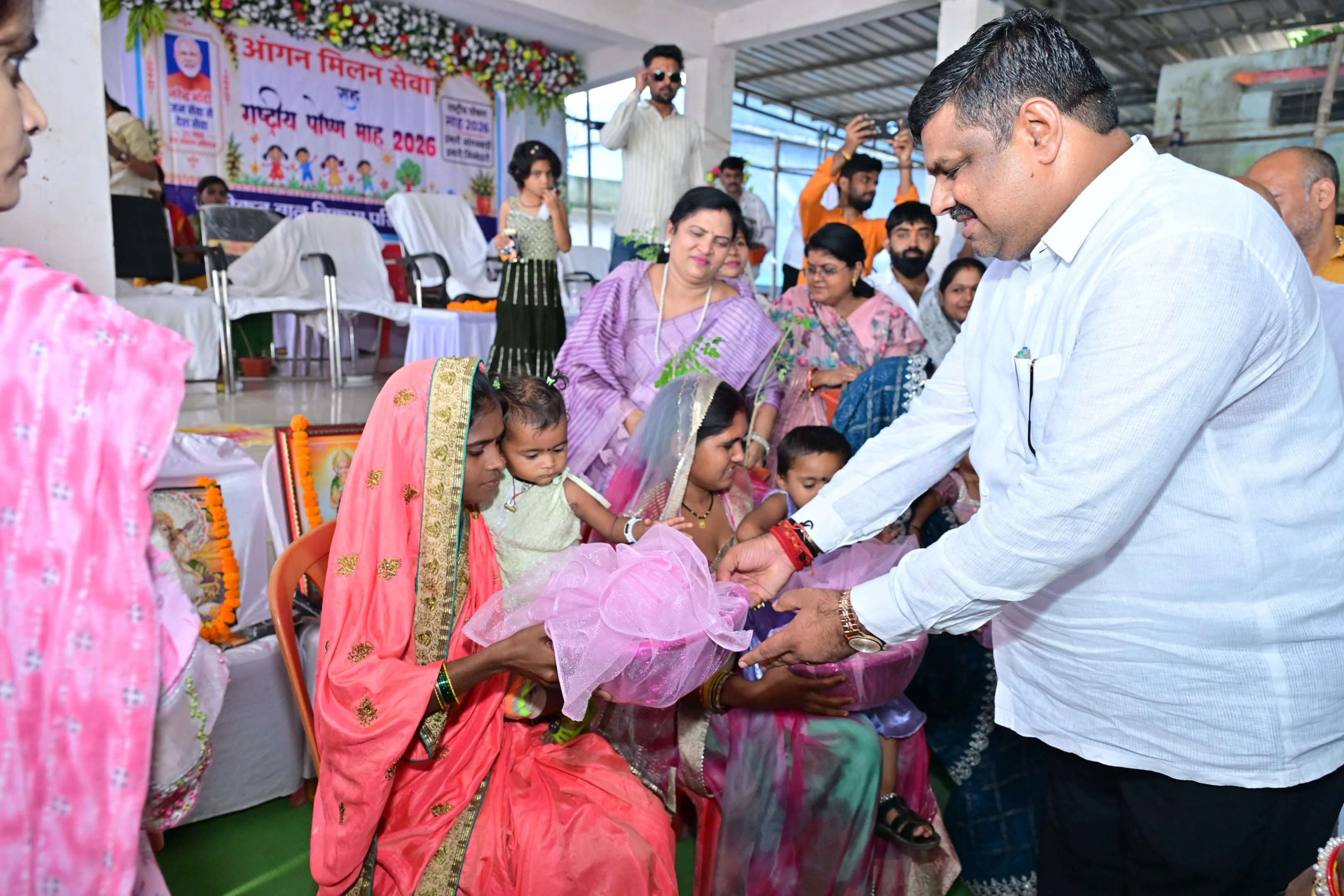 नवजात शिशुओ के माताओं को मंत्री गजेन्द्र यादव ने वितरण किया पोषण कीट