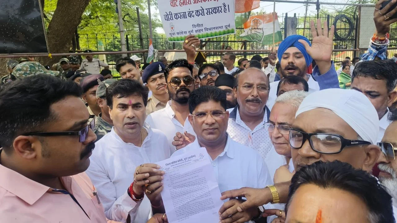 मुख्य चुनाव आयुक्त की तानाशाही और संवैधानिक धोखाधड़ी के खिलाफ इंडिया गठबंधन का दुर्ग में उग्र प्रदर्शन
